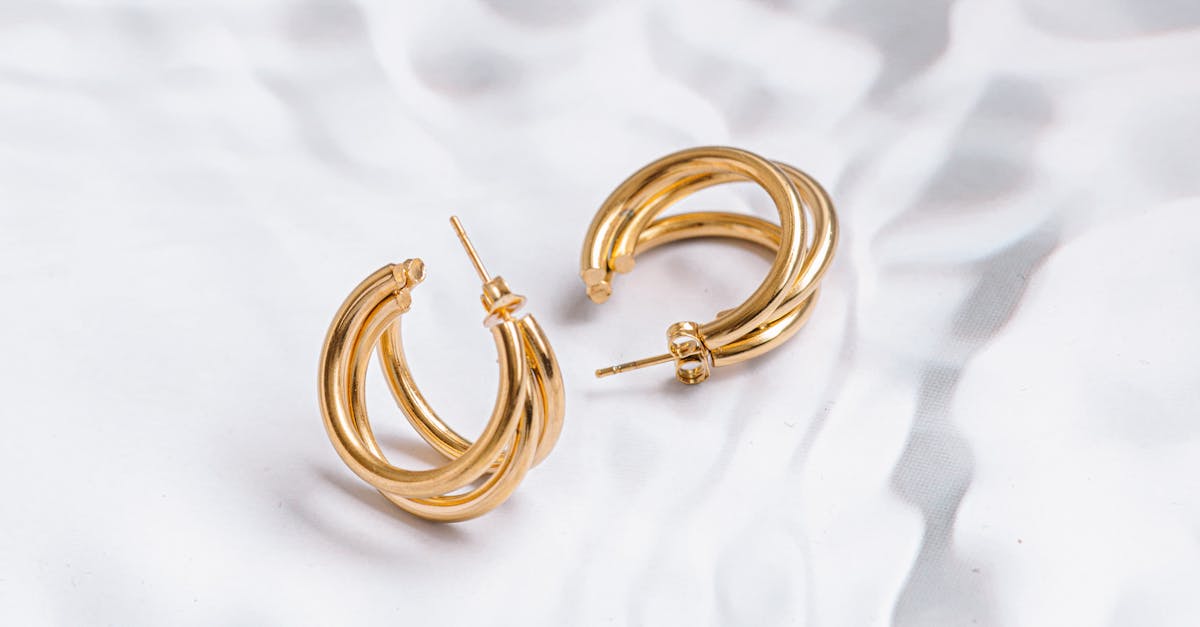 Finding the Right Size and Fit for Gold Necklaces and Bracelets