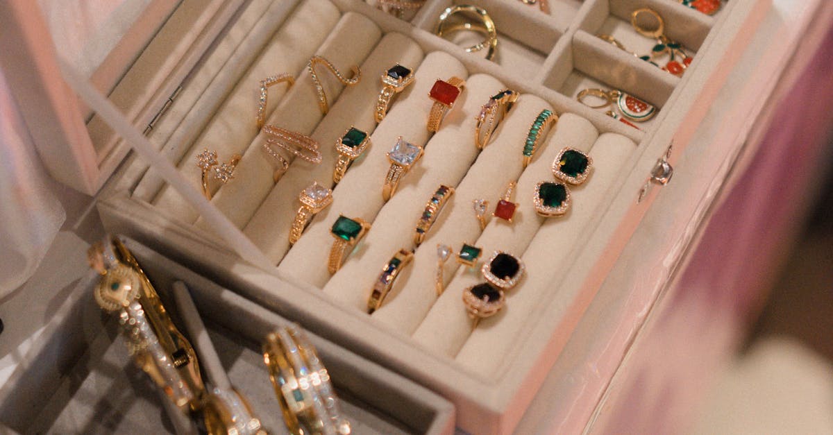 Online Reviews: The Key to Informed Gold Jewellery Purchases